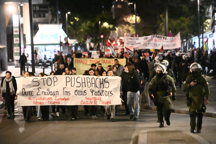 Πλήθος κόσμου στο αντιρατσιστικό συλλαλητήριο στο Σύνταγμα (Εικόνες)