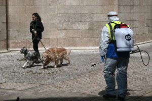 Με... χαρτί η έξοδος των ηλικιωμένων από το σπίτι - Νέο κύμα με 10 μέτρα ανακοινώνει η κυβέρνηση