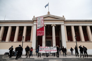 ΣΥΡΙΖΑ: Στα Προπύλαια... κολλάει, στους στοιβαγμένους σε τρένα και εργοστάσια δεν κολλάει