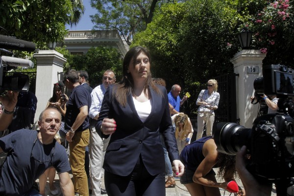 Συμβολαιογράφοι καταγγέλλουν Κωνσταντοπούλου για τους πλειστηριασμούς- Ασκεί ωμή λεκτική βία