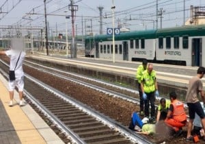 Άνδρας βγάζει selfie μπροστά από γυναίκα που τη χτύπησε τρένο!