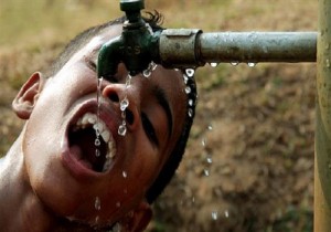 Δύο δισ. άνθρωποι καταναλώνουν πόσιμο νερό μολυσμένο με περιττώματα