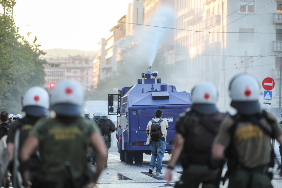 Ξύλο, χημικά και αύρες κατά διαδηλωτών στο Σύνταγμα που διαμαρτύρονται για τον απεργό πείνας Γιάννη Μιχαηλίδη