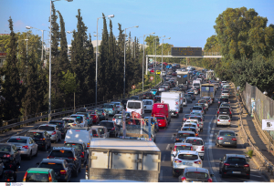 Μποτιλιάρισμα στον Κηφισό: Φορτηγό ακινητοποιήθηκε στο ρεύμα προς Πειραιά