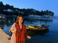 Χάρις Αλεξίου: Έκλεισε τα 75 και το γιόρτασε με τους φίλους της - Το τραγούδι που τη συγκίνησε (Βίντεο)