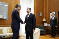 40 χρόνια θέλει η ΝΔ για να αποπληρώσει τα χρέη της και...111 το ΠΑΣΟΚ για τα δικά του!