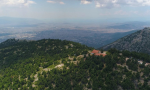 Ο απόλυτος ορεινός προορισμός για μονοήμερη εκδρομή δίπλα στην Αθήνα