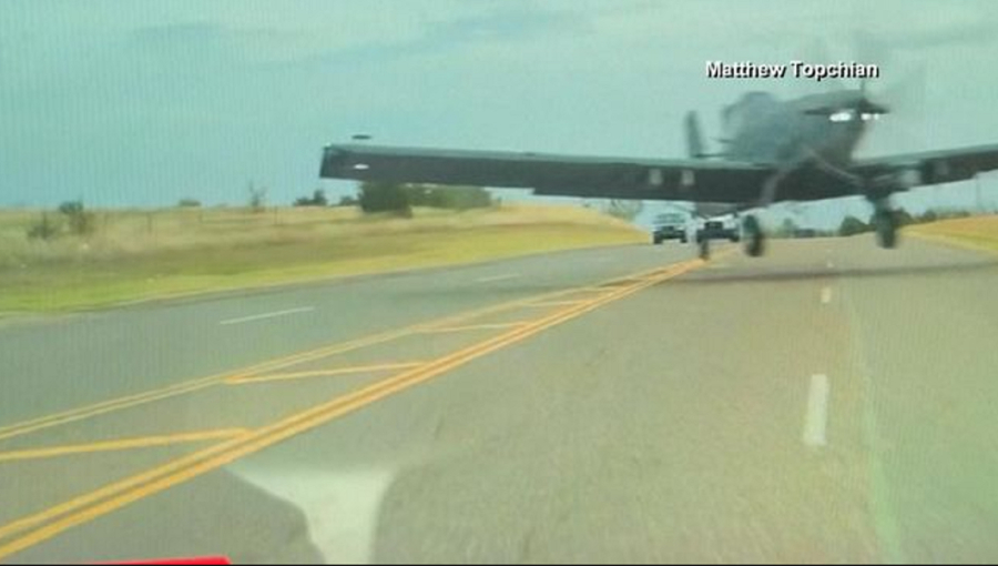 Βίντεο: Η τρομακτική στιγμή που αεροπλάνο περνά «ξυστά» από αυτοκίνητο