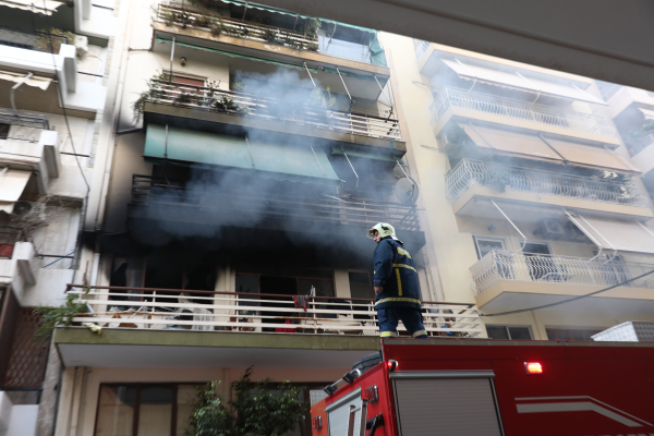 Φωτιά τώρα σε διαμερίσμα στον Πειραιά (Εικόνες)