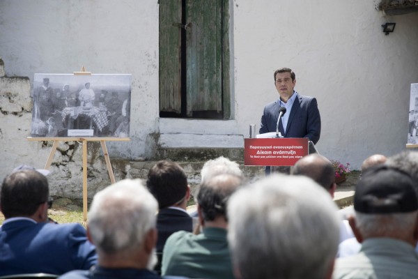 Τσίπρας: Βόλτα 40 λεπτά στην Μύρινα - Μη «κωλώσεις» του είπε κάτοικος του νησιού (vid)