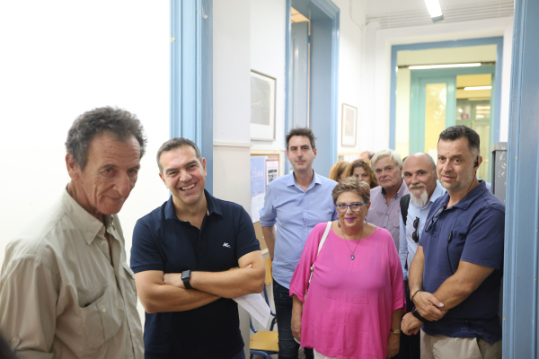 «Είμαστε εδώ» - Ψήφισε στην Πλάκα ο Αλέξης Τσίπρας για νέο πρόεδρο ΣΥΡΙΖΑ