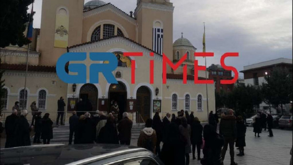 Θεοφάνεια: Κοσμοσυρροή στη Μητρόπολη Καλαμαριάς