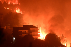 Εφιαλτική νύχτα στην Αττική: Μπαράζ εκκενώσεων σε Μαραθώνα, Ραπεντώσα και Διόνυσο