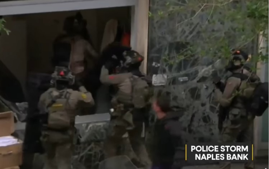 Κινηματογραφική ληστεία τράπεζας στη Νάπολη: Κράτησαν ομήρους, άδειασαν θυρίδες και διέφυγαν μέσω τούνελ (Βίντεο)