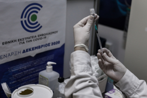 Πώς θα γίνει ο κατ'οίκον εμβολιασμός των ατόμων με δυσκολία μετακίνησης - Ανοίγει σήμερα η πλατφόρμα