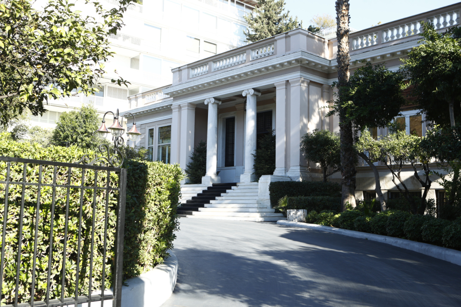 Κυβερνητικές πηγές: Το ΠΑΣΟΚ αντί να εργαλειοποιεί τα Τέμπη, ας απαντήσει χωρίς άλλα υποκριτικά μισόλογα