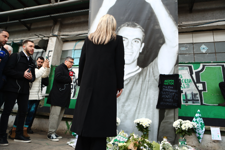 Μίμης Δομάζος: Τελευταία στάση του «στρατηγού» στο «σπίτι του» στη Λεωφόρο - Σκεπασμένο με πράσινη σημαία το φέρετρο