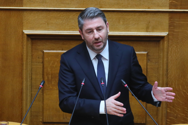 Σε σύγχυση στρατηγικής το ΠΑΣΟΚ πριν καν δημιουργηθούν τα νέα κόμματα