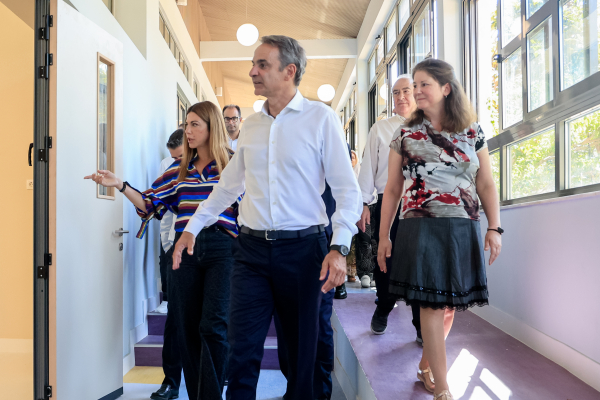 Επίσκεψη Μητσοτάκη στο Ειδικό Πειραματικό Δημοτικό Σχολείο Καισαριανής «Ρόζα Ιμβριώτη»