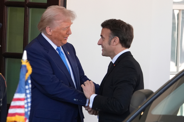 Μία ακόμα αμήχανη χειραψία του Τραμπ στον Μακρόν (Βίντεο)