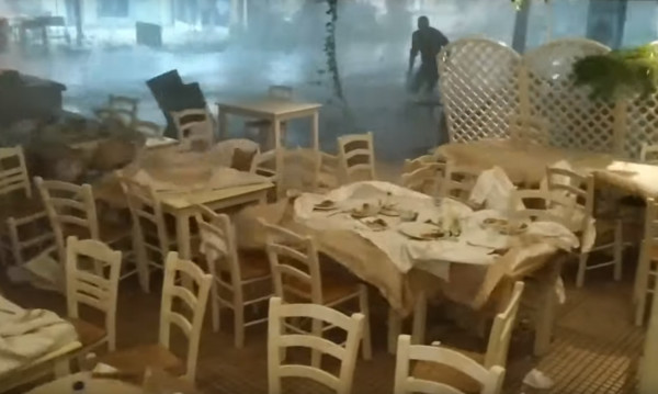 Χαλκιδική: Βίντεο που κόβουν την ανάσα - Άνθρωποι σε εστιατόρια προσπαθούν να σωθούν από τη μανία της φύσης (vid)