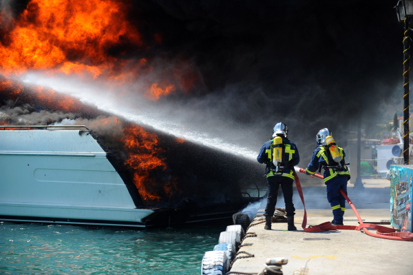 Τουριστικό σκάφος βυθίστηκε στη Λευκάδα μετά από φωτιά