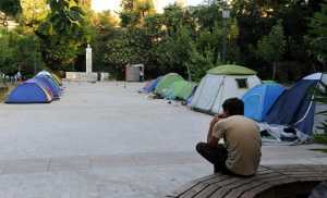ΜΚΟ στήνουν σκηνές στην ουδέτερη ζώνη Ελλάδας-ΠΓΔΜ για τους πρόσφυγες