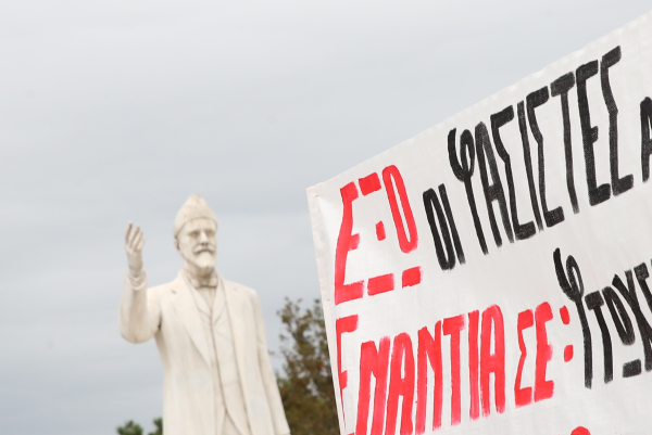 Γιατί η κυβέρνηση παραμένει αμφίθυμη απέναντι στο κόμμα Κασιδιάρη