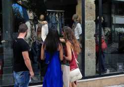 Ανοιχτά τα καταστήματα σήμερα - Απεργούν οι ιδιωτικοί υπάλληλοι