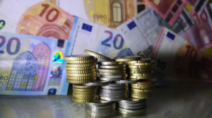 Τέλος η πληρωμή επιδομάτων σε λογαριασμό - Έρχεται η προπληρωμένη κάρτα