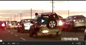 Άνδρας χτυπάει το κεφάλι του σε διερχόμενα αυτοκίνητα! (βιντεο)