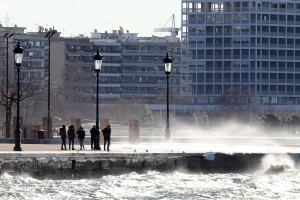 Εκτακτο: Γυναίκα στη Θεσσαλονίκη παρασύρθηκε από τα νερά