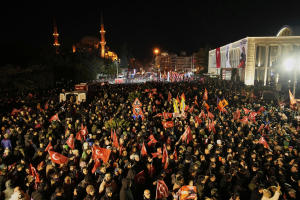 Τουρκία - Liveblog: Χιλιάδες κόσμου στη συγκέντρωση στο δημαρχείο της Κωνσταντινούπολης