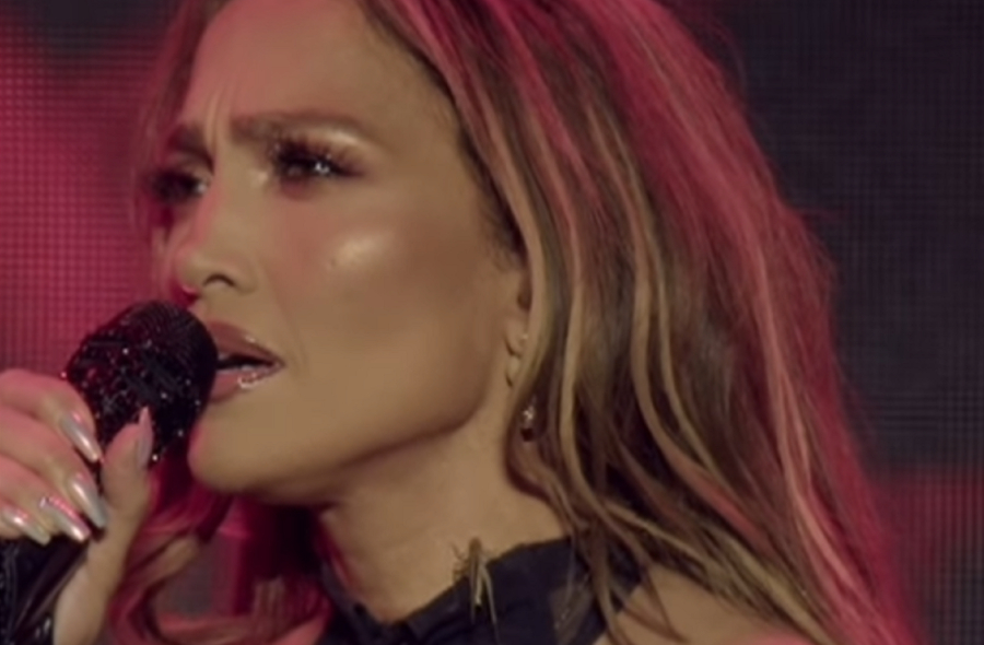 Τζένιφερ Λόπεζ: Έντομο περπατούσε πάνω της, ενώ τραγουδούσε - Η αντίδρασή της (Βίντεο)