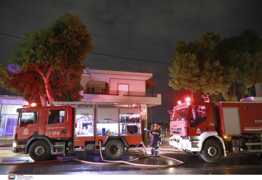 Νέα Πέραμος Καβάλας: Φωτιά τώρα σε σκάφος που βρίσκεται σε συνεργείο