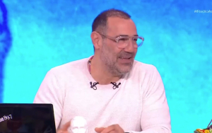 «Ράδιο Αρβύλα»: Το κολιέ του Κανάκη που «έκλεψε» την παράσταση (Βίντεο)