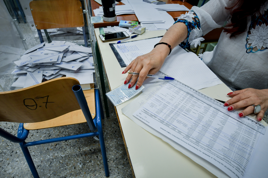 Εκλογές 2023: Τι να κάνω αν είμαι εγγεγραμμένος σε άλλο δήμο ή δεν βρίσκω το όνομά μου στους εκλογικούς καταλόγους