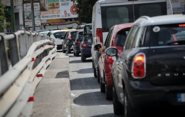 Καραμπόλα τεσσάρων οχημάτων στην Ποσειδώνος με τραυματία - «Στο κόκκινο» η κίνηση