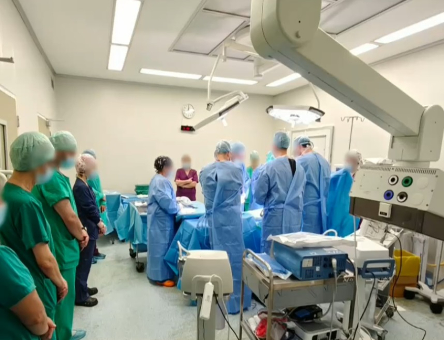 Άραχθος: Η συγκλονιστική στιγμή που οι γιατροί τιμούν τον 14χρονο Σπύρο