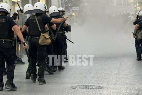 Πάτρα: Ένταση και δακρυγόνα στην αντιφασιστική πορεία για τον Παύλο Φύσσα (Βίντεο και Εικόνες)