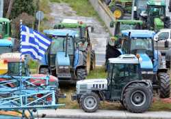 Μπλόκο αγροτών στην Ε.Ο. Πατρών - Πύργου