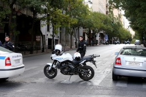 Άντρας πυροβόλησε εναντίον αστυνομικών στην Καλλιθέα (βίντεο)