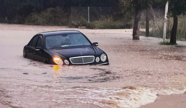 Δραματική η νύχτα στη Ρόδο: Μάχη με ορμητικούς χειμάρρους για τον απεγκλωβισμό πολιτών