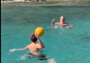 Γιώργος Λιάγκας: Απόδραση στην Τζιά με τη Μαρία Αντωνά και τον γιο του