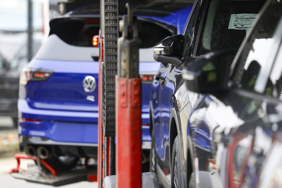 Volkswagen: Περικοπές 300 εκατ. στους μισθούς διευθυντών