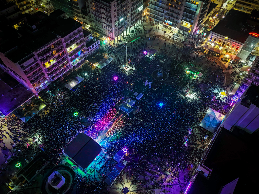 Πατρινό Καρναβάλι 2026: Πλήθος κόσμου χόρεψε στους δρόμους - Εντυπωσιακές εμφανίσεις στην τελετή έναρξης