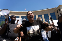 ΗΠΑ: «Αθώοι» τρεις αστυνομικοί για το φόνο του Αφροαμερικανού Έλις