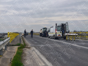 Τύρναβος: Γυναίκα καταπλακώθηκε από τρακτέρ (εικόνες και βίντεο)