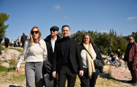 Δήμος Αθηναίων: Πλήθος κόσμου υποδέχτηκε τη Σαρακοστή με παραδοσιακό γλέντι στου Φιλοπάππου την Καθαρά Δευτέρα