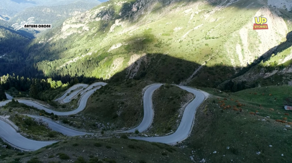 Το πέρασμα του Μπάρου. Οδηγώντας στον ομορφότερο δρόμο της Ελλάδας θα νομίζετε πως πετάτε στα σύννεφα (βίντεο)